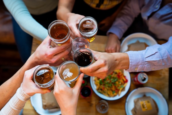 Mennesker rundt et bord som utbringer en skål